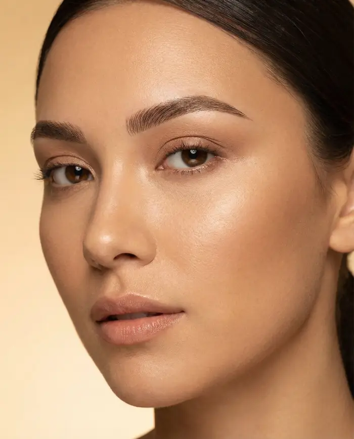 Nahaufnahme von Augenbrauen nach einer Powder-Brows-Behandlung